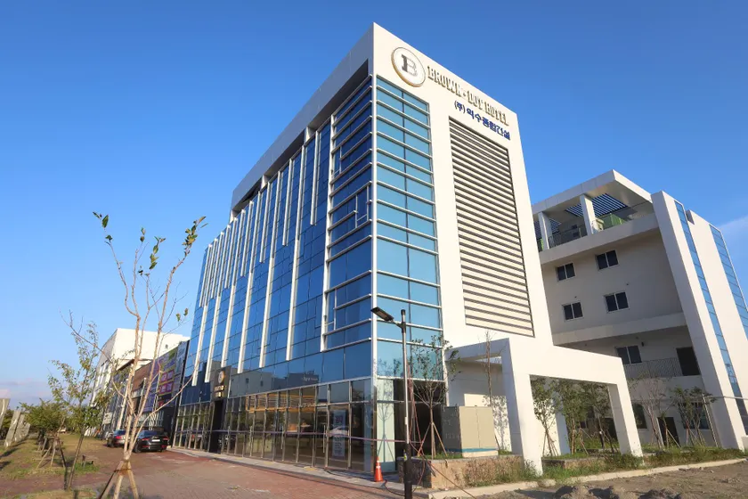 Browndot Signature Hotel - Image 1