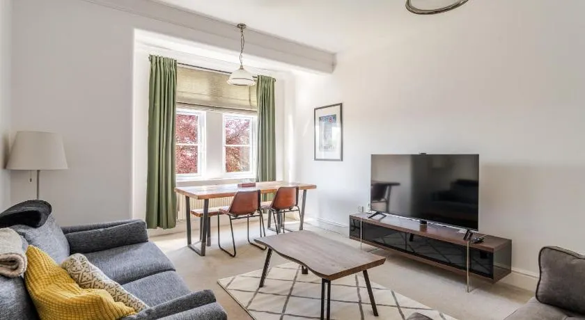 Spacious 3 Bed Apartment for Contractors and Families - Image 1