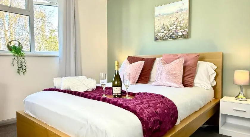3-Bedroom spacious House, Private garden, Prime location, WiFi, Netflix - Image 1