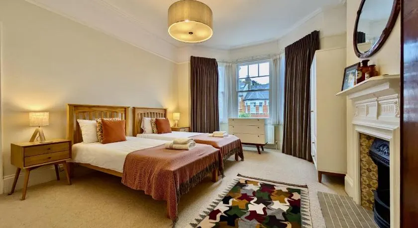 Impressive 5BR family home in Leafy - Image 1