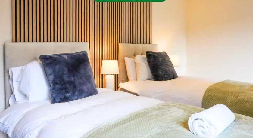 Orchard Bungalow - Sleeps 10 - Close to Town Centre - Free Parking, Pool Table, Fast Wi-Fi and Smart TV with Netflix by Yoko Property - Image 1
