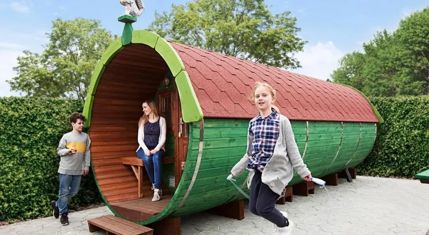 LEGOLAND Wilderness Barrels & Cabins - Image 1