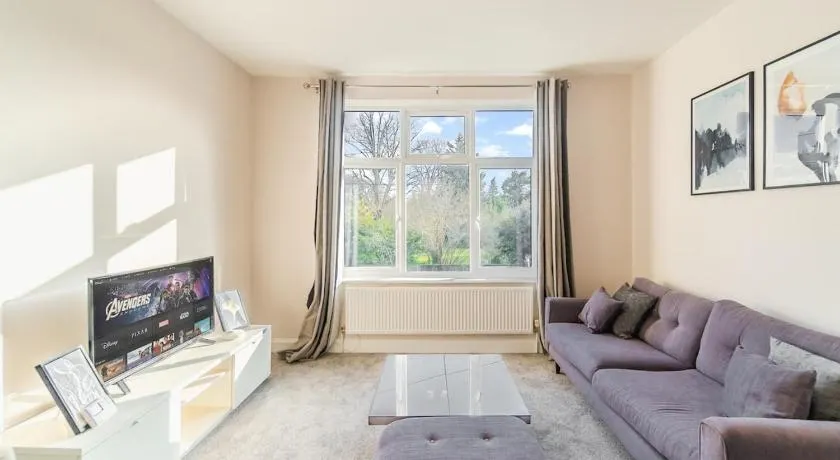 Ascot Racecourse Apartment - Free Parking - By Tempstay - Image 1