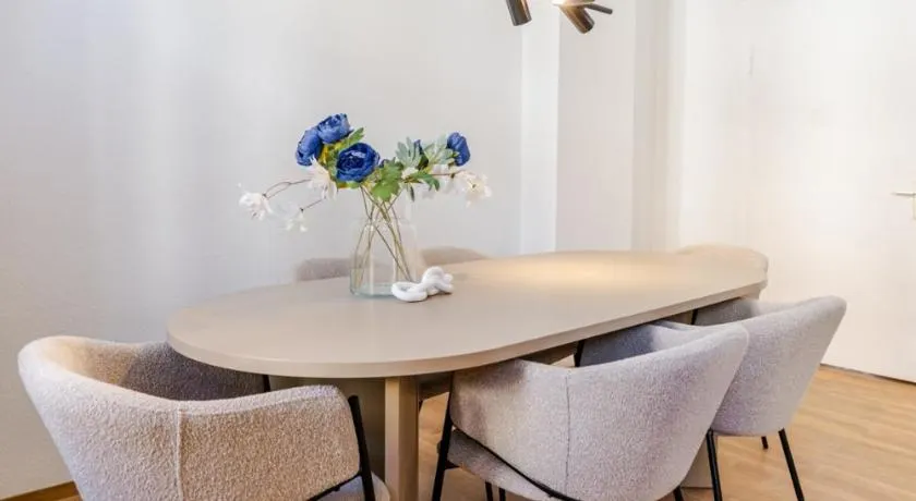3 BR Apartment - ZENTRAL - GERÄUMIG - PARKHAUS - WIFI - KAFFEE - NETFLIX - Image 1