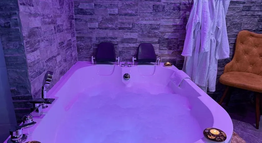 Dubai Spa Apartment #1 - Jacuzzi & Sauna Free Parking - Image 1