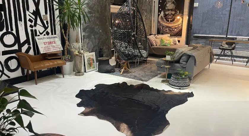Unique and Artsy Holiday Shared Home - Image 1