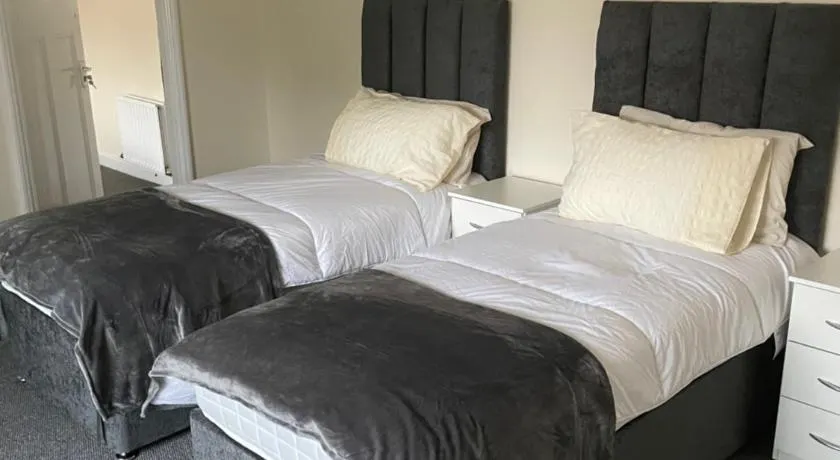 Large 4 Bedroom Sleeps 8, Spacious Apartment for Contractors and Holidays near Bedford Centre - 1 FREE PARKING SPACE & FREE WIFI - Image 1