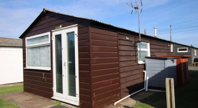 Beautiful Chalet on Sheppy Village holiday park - Image 1