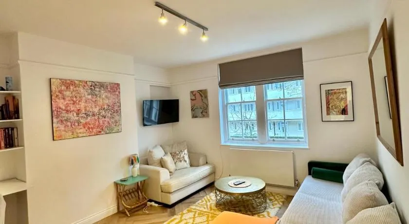 Bright and Airy Two Bedroom Apartment - Image 1