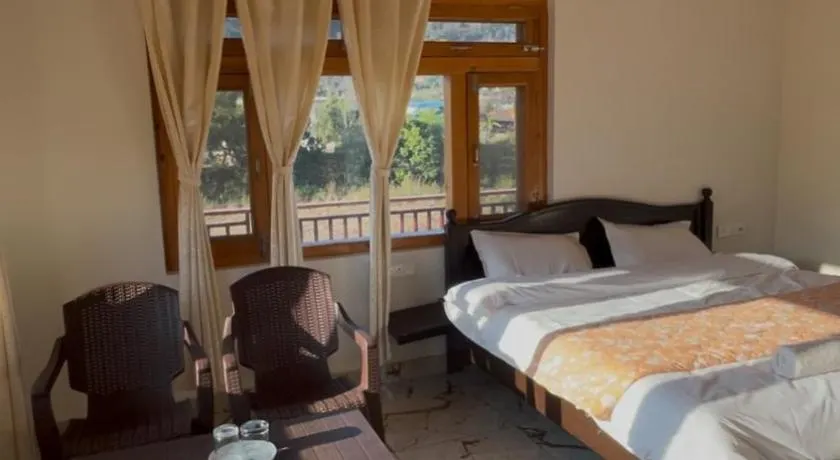 Lotus Lake View Inn - Image 1