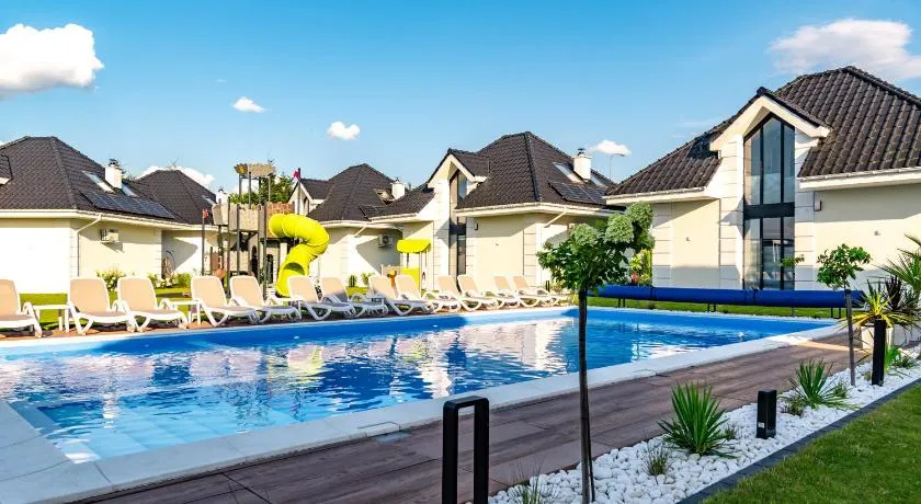 Family Resort Ustka - Domki dwupoziomowe z basenem - Image 1