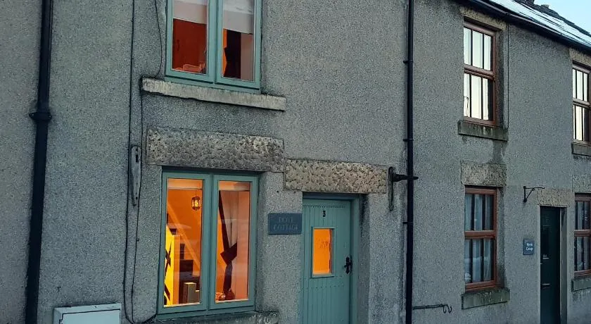 Dove Cottage, Tideswell - Image 1