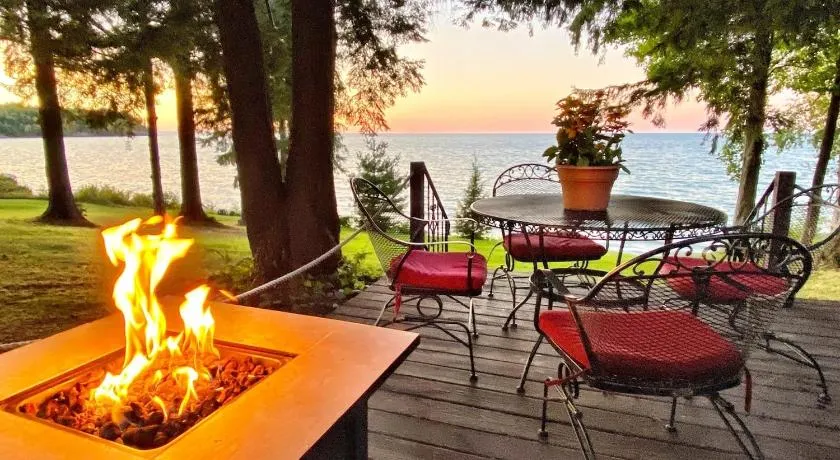 Lakefront Pine Cottage Hot Tub & Fire Pit - Image 1