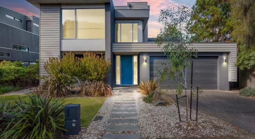 5 Bedroom House - Sleeps 11 - Golf Course Views - Free Parking - Free WIFI - Image 1