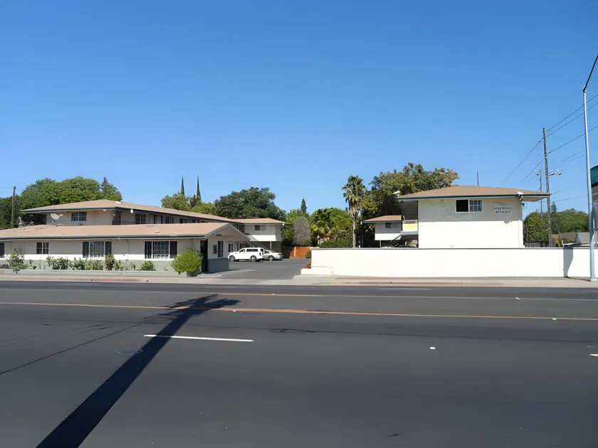 Economy Inn - Image 1