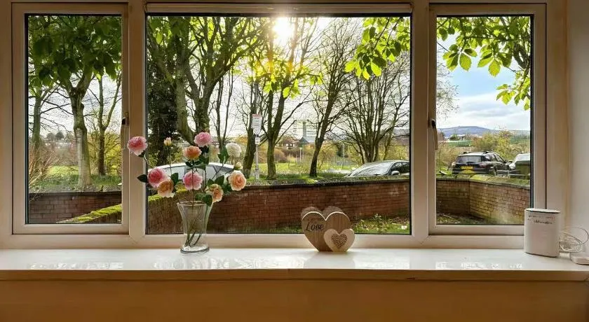 Luxury Ormeau Embankment Apartment-2 Double-bedroom - Image 1