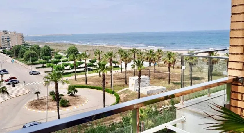 Apartamento a 100 metros de la playa con grande terraza y vistas al mar - Image 1