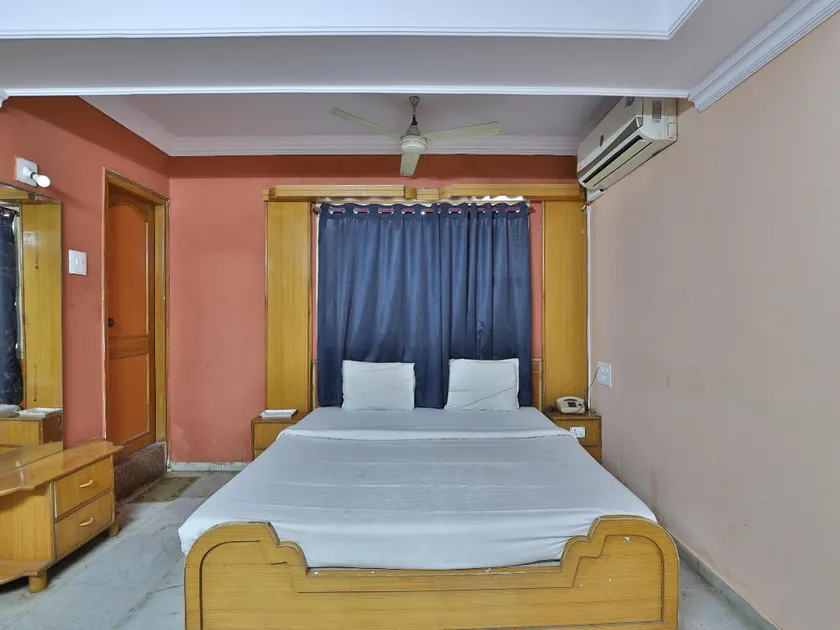 SPOT ON 39880 Hotel Decent - Image 1