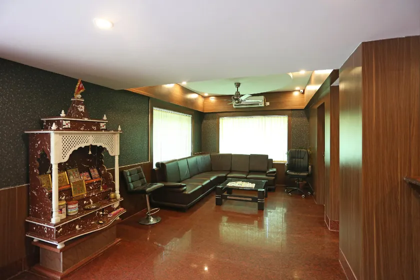 RAILVIEW HOTEL- Nr Platform-1, Railway Station - Image 1