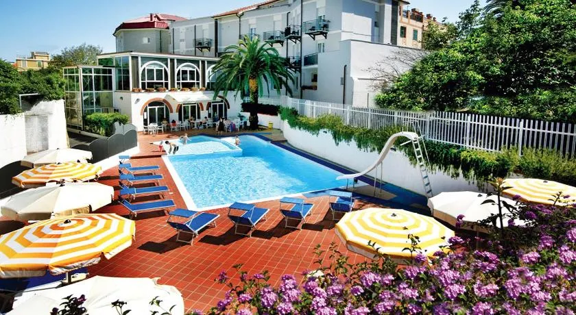 Hotel Riviera 3 Stelle con piscina estiva gratuita e garage a pagamento - Image 1