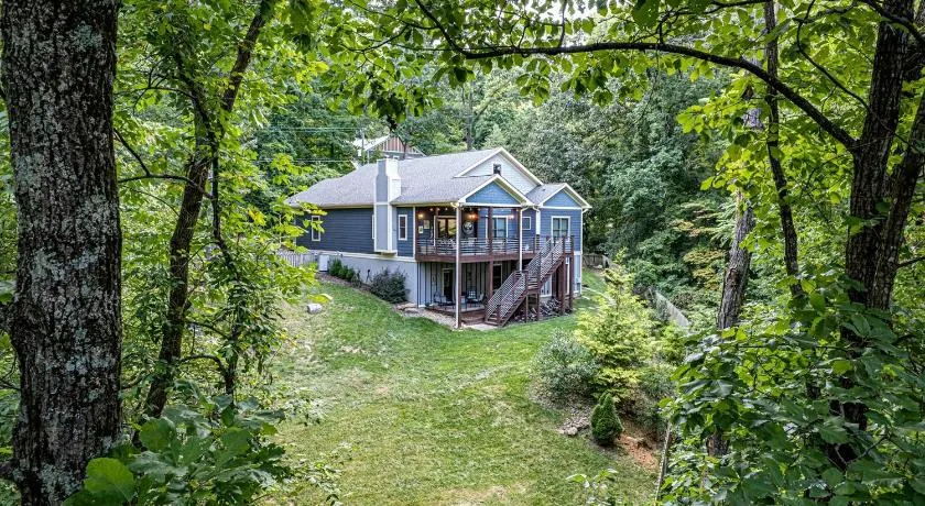 Cozy Spacious Cabin with Beautiful Hiking Trails in Tennessee - Image 1