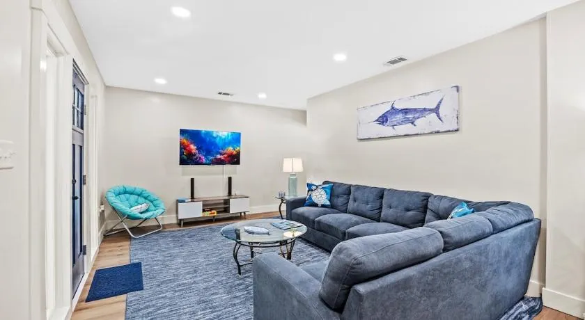 Modern Coastal Cottage Near Destin & Beaches - Image 1