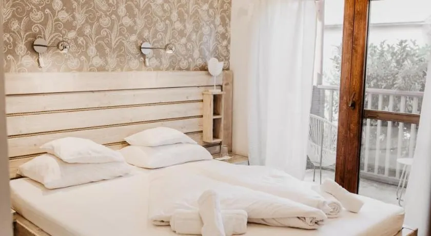 Fészek -Étel és Hotel-Zánka - Image 1