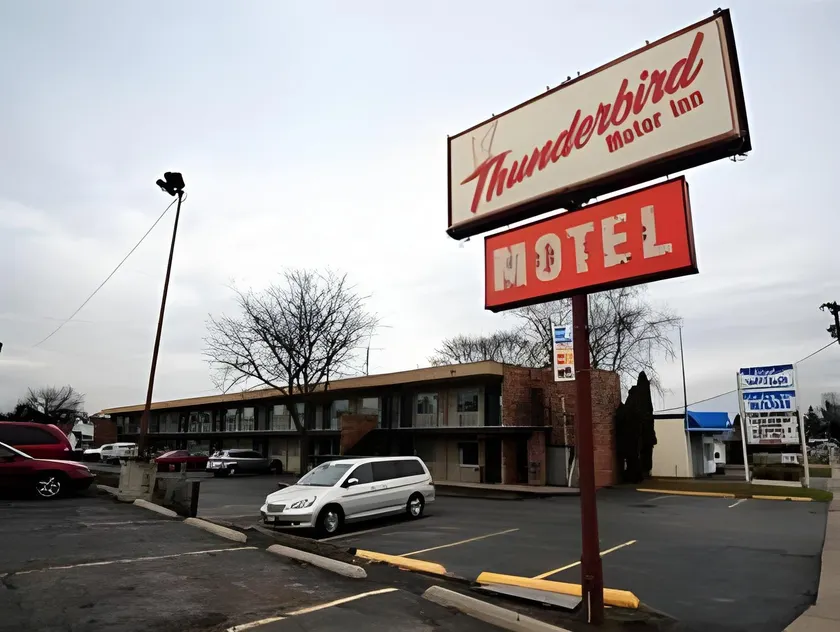Thunderbird Motor Inn - Image 1
