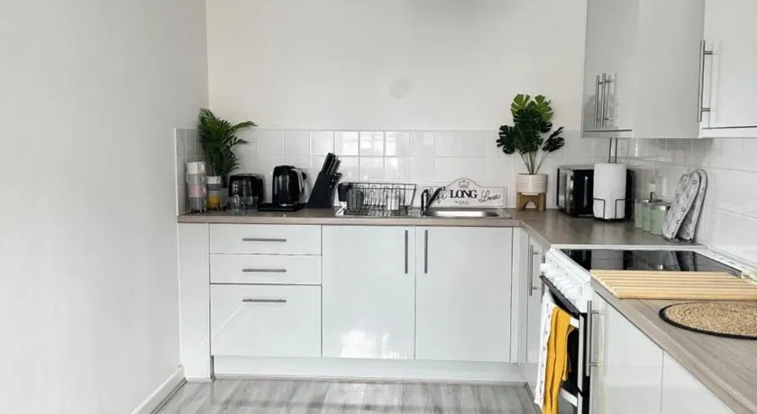 Cozy Family House 10 min from Manchester Airport - Image 1