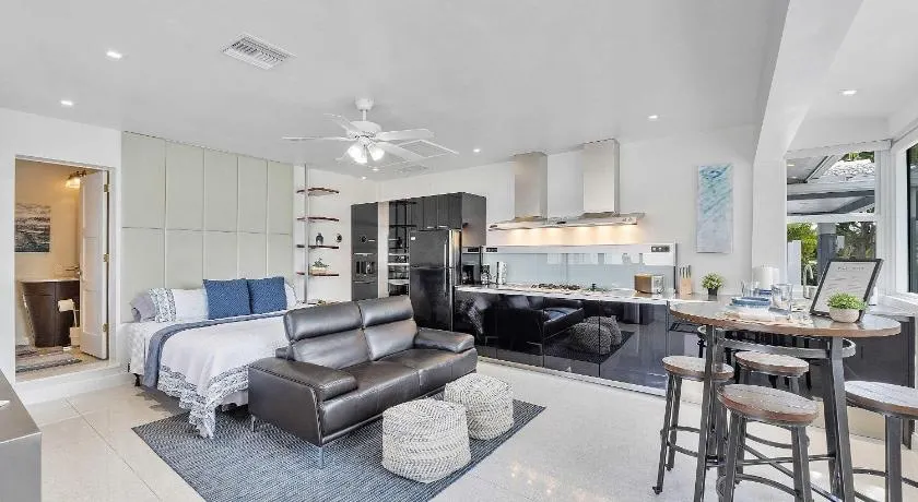 Spacious Studio in the Heart of FTL Hot Tub - Image 1