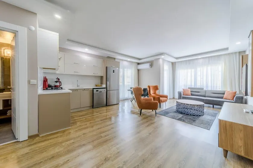 Central & Modern Apartment with Shared Pool - Image 1