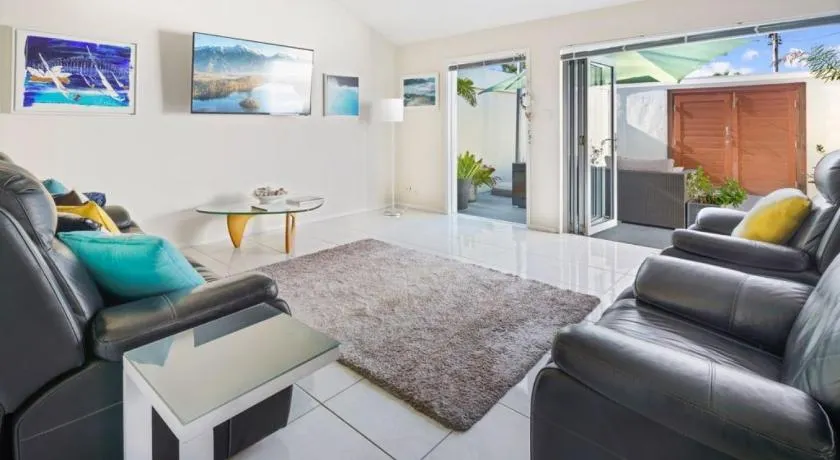 Charming 1BR beachside retreat steps from dog beach - Image 1