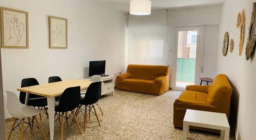 Piso Centro con 4 habitaciones y 2 baños - Image 1