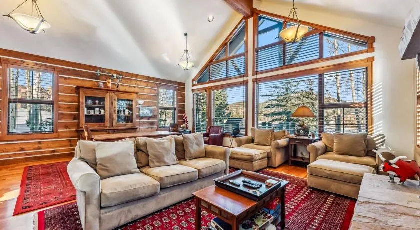 Luxurious 4BR Retreat with Hot Tub Near Gold Course - Image 1