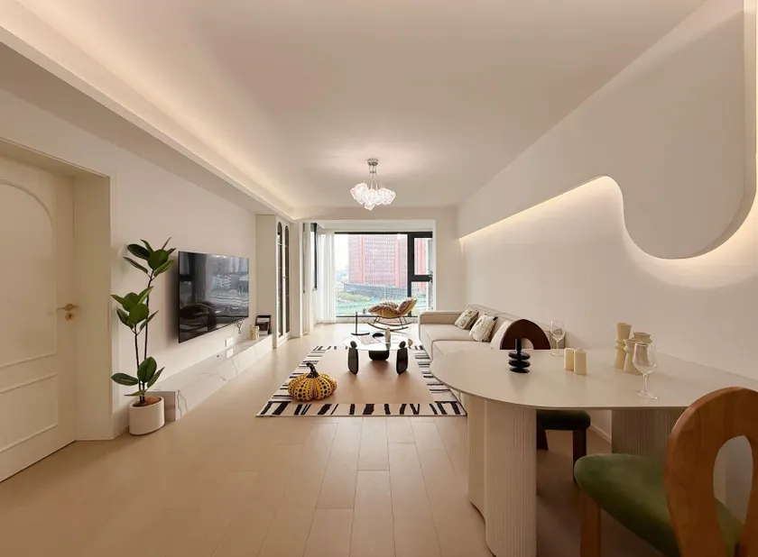 Simple 4-Bedroom Apartment 50m From Subway - Image 1