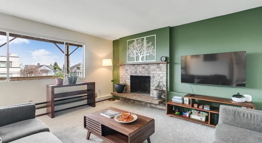 Cozy Hilltop Seattle Stay with Yard & Parking - Image 1
