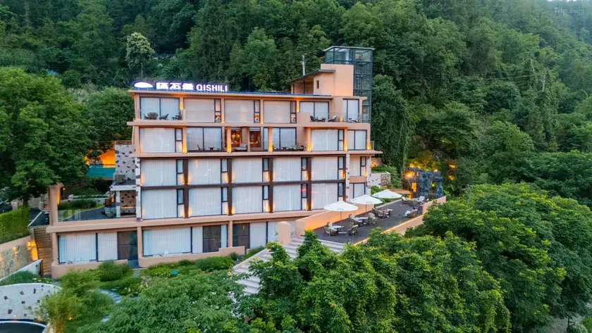 Stone Haven Zhangjiajie National Forest Cave Homestay - Image 1