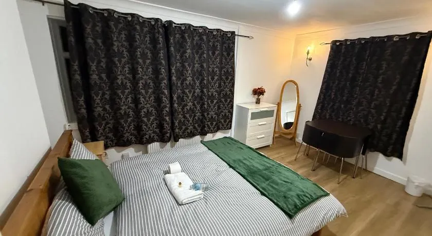 Exquisite King-sized Bedroom - Free Parking - Image 1