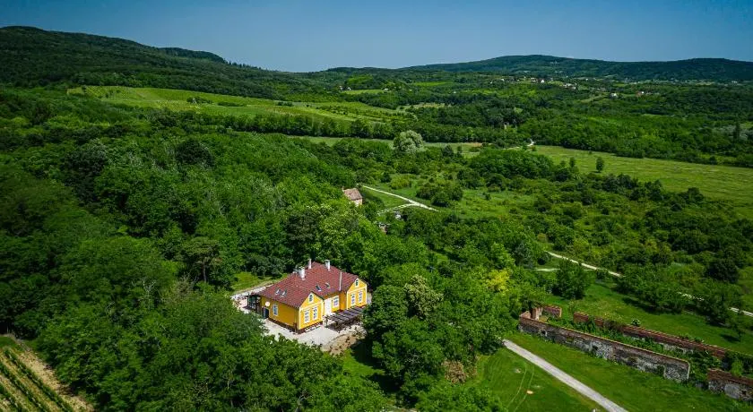 Tusculanum Udvarház - Image 1