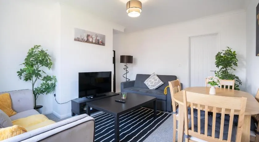 Modern 2BR Home with Parking Sleeps 5 Near Durham City - Image 1