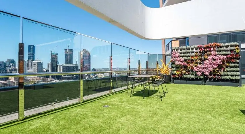 Modern 2 Bedroom Apartment with Parking South Brisbane - Image 1