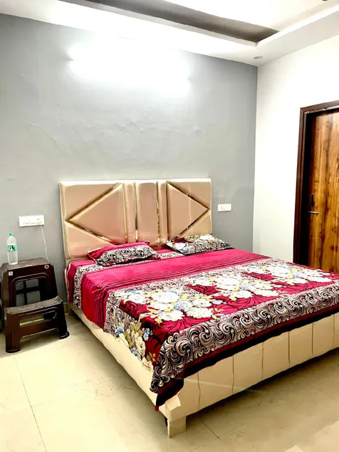 Private Room in Shared Flat with Attached Washroom - Image 1