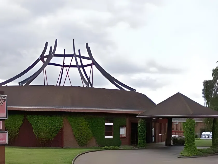 Damon’s Hotel - Image 1