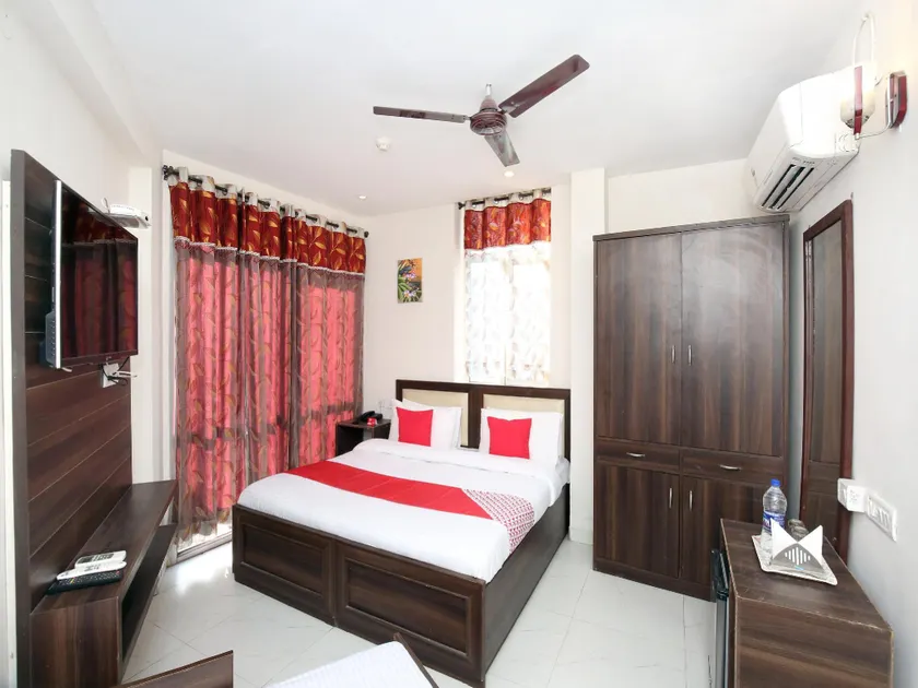 OYO 8664 Hotel 1st Choice - Image 1