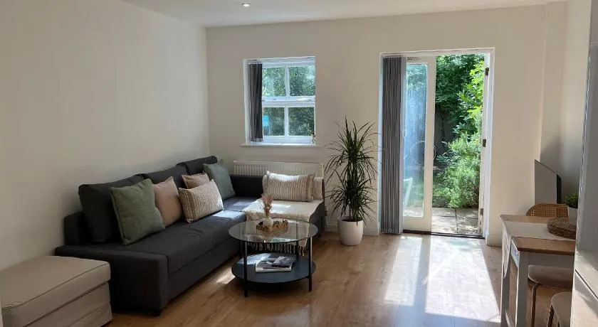 Stylish 2-Bed house near Oxford City Centre - Image 1