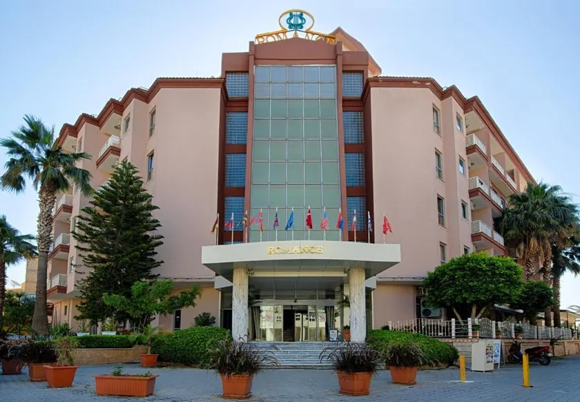 Romance Beach Hotel - Image 1