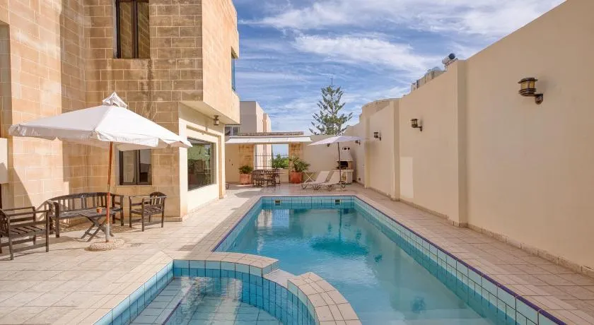 Luxurious Villa with pool - Image 1
