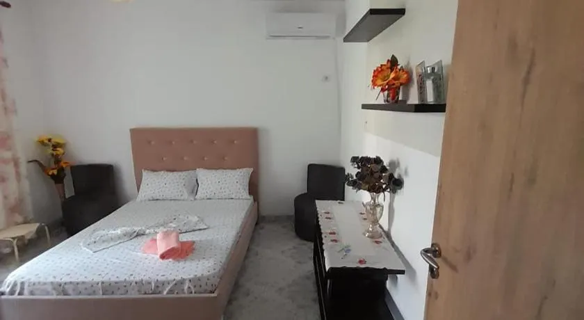 Mona's guesthouse - Image 1