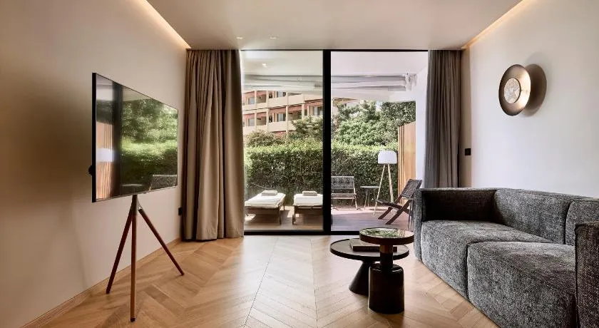 Cama Luxury Suites Kavouri - Image 1