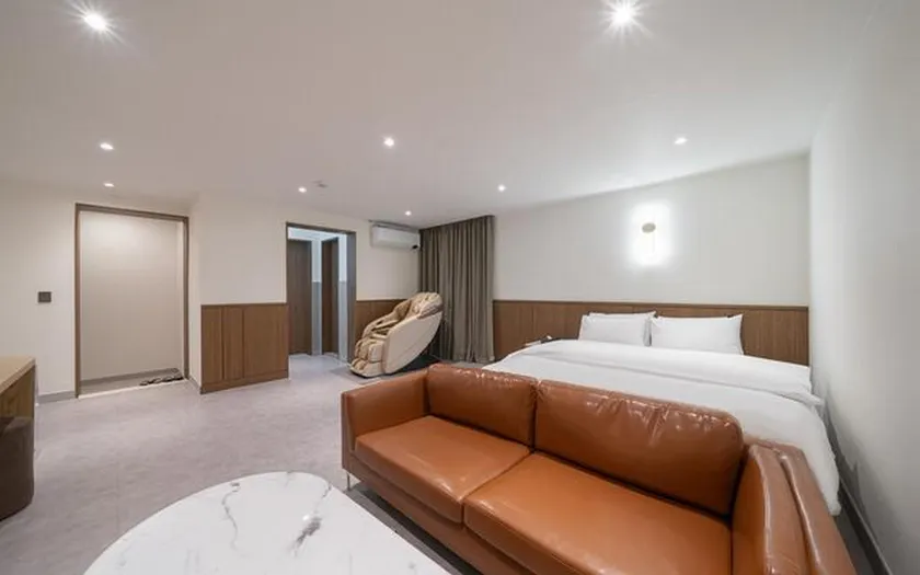 Hotel Lounge 7 - Image 1